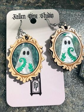 Modcloth Ghost Fern Dangle Earrings in Green, Cream, White